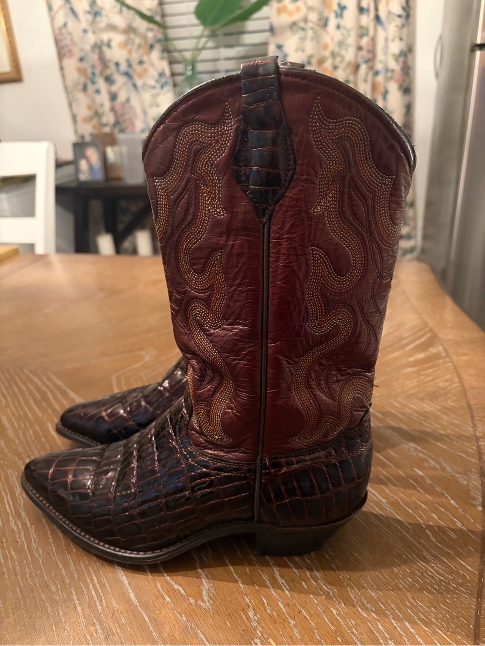 Vintage Abilene Western Woman’s Boots Embossed Leather SZ 8.5 Made in USA